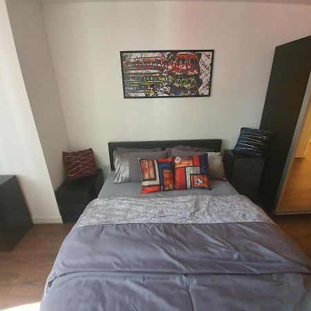 Double Room With Shared Bathroom London Exterior photo